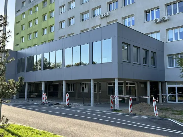 Nowy przeszklony pawilon wsparty na słupach przy głównym budynku Szpitala Rejonowego w Kołobrzegu
